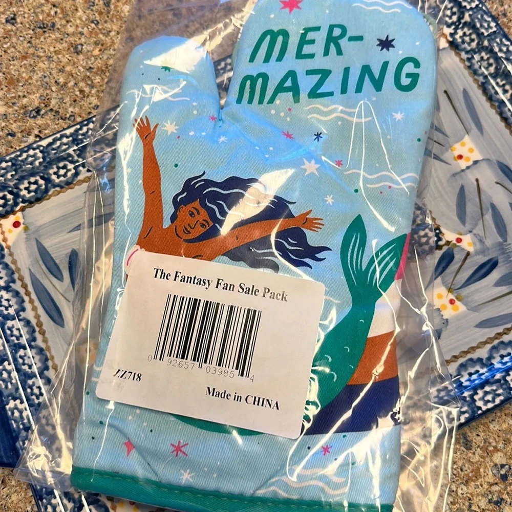 NIP Blue Q Fantasy Fan Pack Mer-Mazing Oven Mitt & Special Unicorn Socks - Picture 10 of 13
